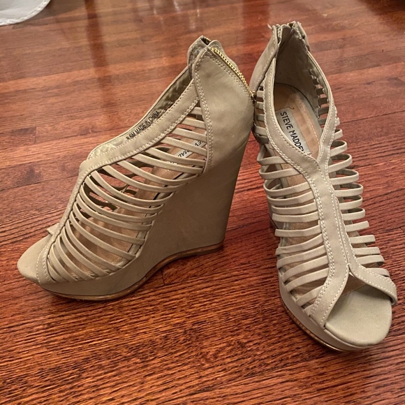 Steve Madden Detailed Wedges - Picture 4 of 4